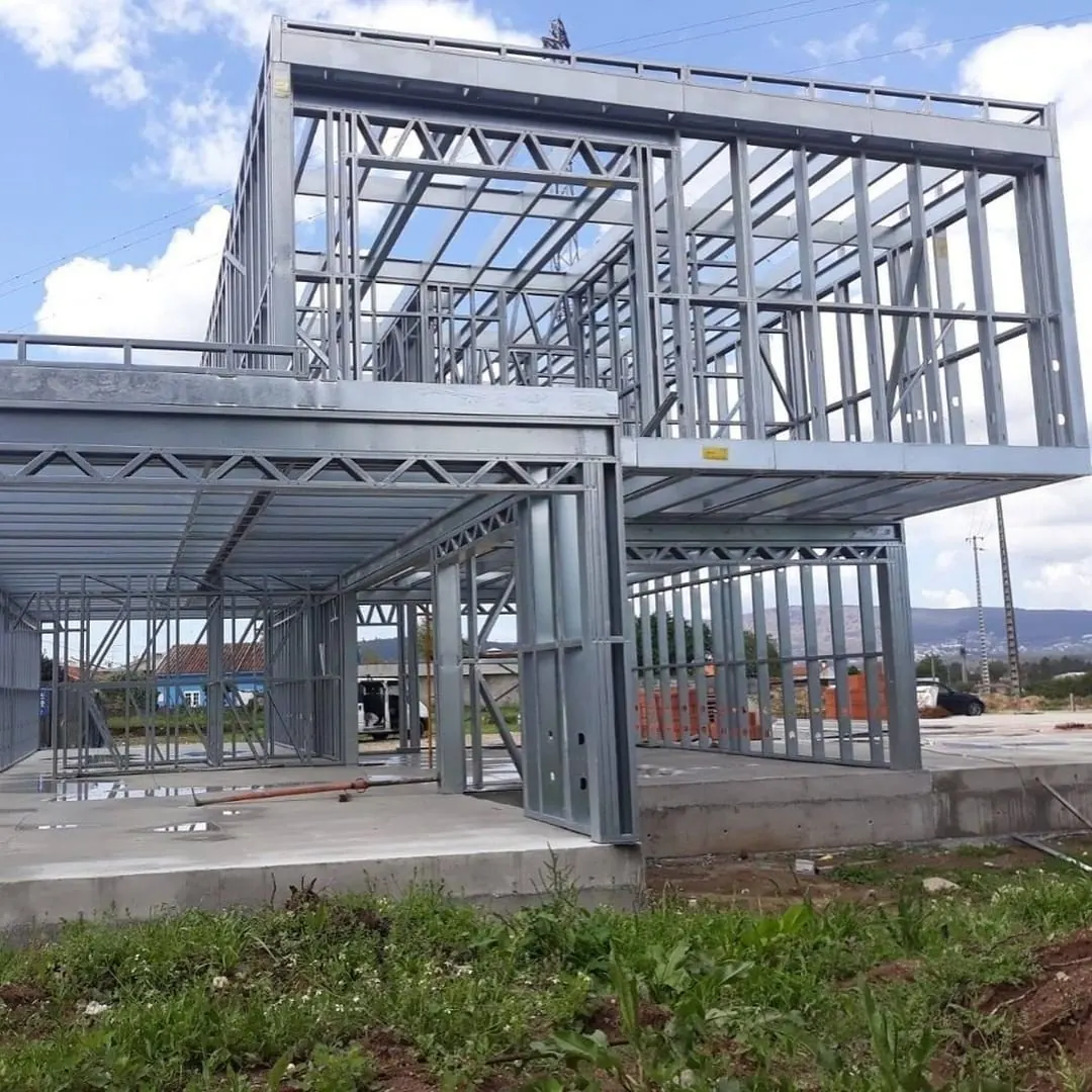 Staalframe casco van een woning in aanbouw